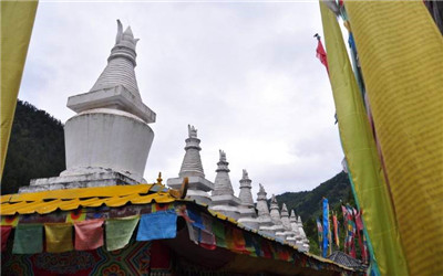 Jiuzhaigou Buddhist Stupa.jpg