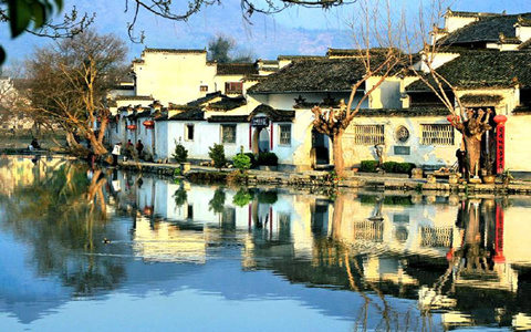 Crescent-Shaped Moon Pond.jpg